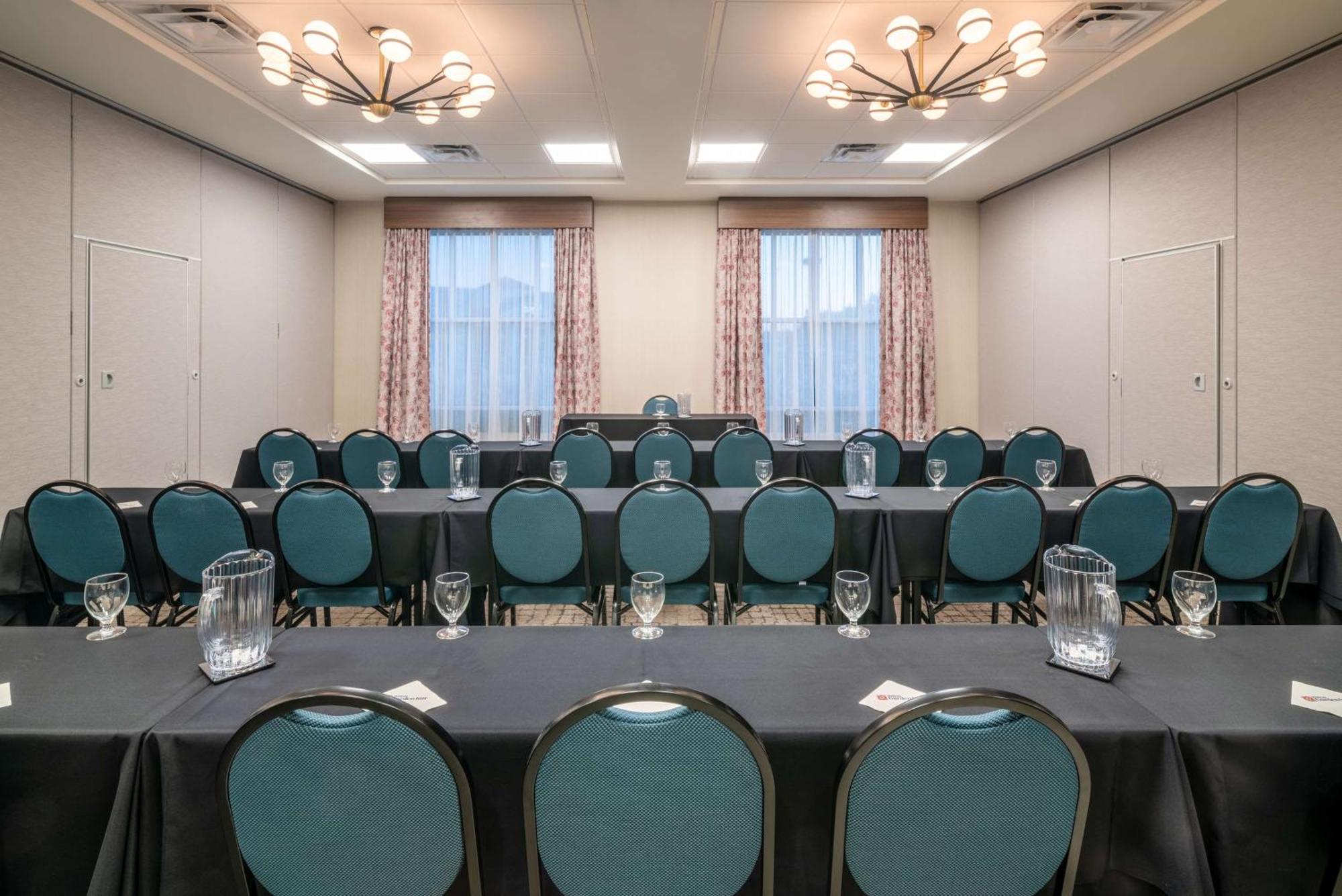 Hilton Garden Inn Brunswick Bagian luar foto