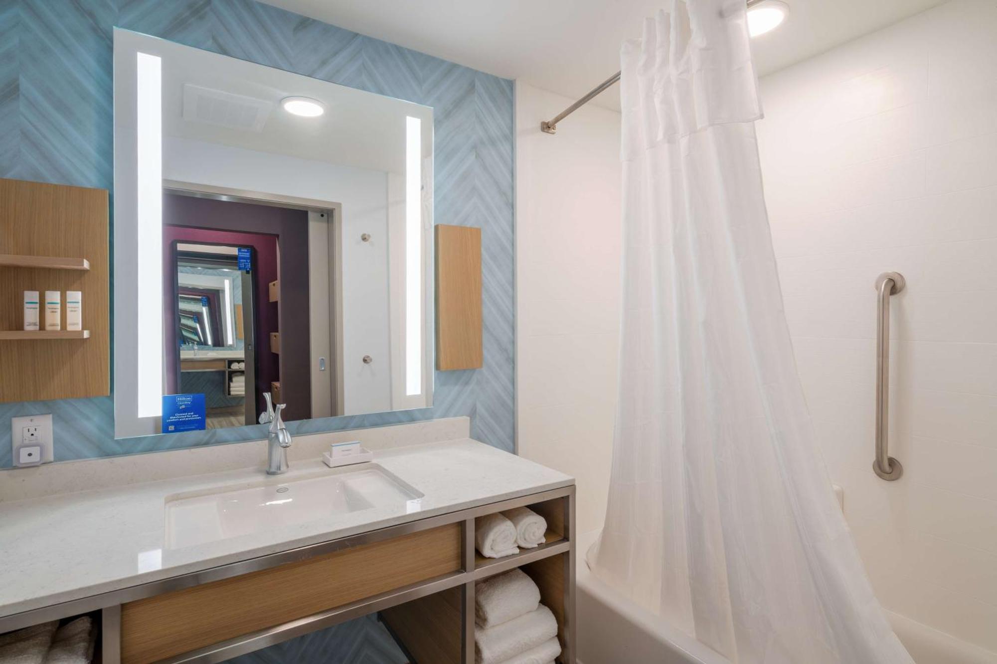 Hilton Garden Inn Brunswick Bagian luar foto