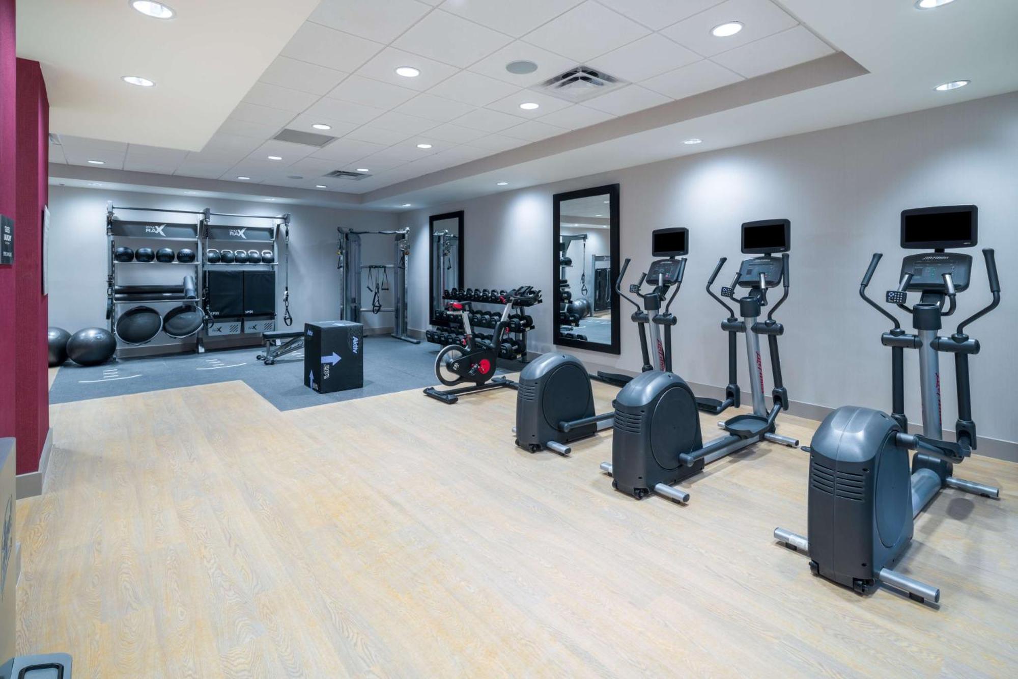 Hilton Garden Inn Brunswick Bagian luar foto