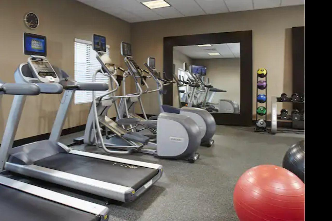 Hilton Garden Inn Brunswick Bagian luar foto
